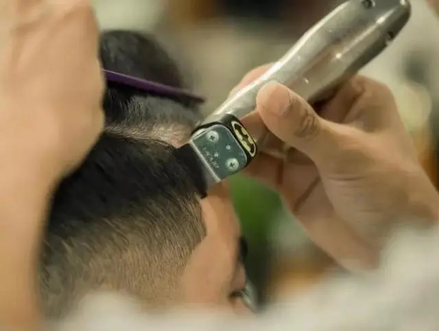 給娃理(lǐ)發是(shì)個(gè)大(dà)難題，讓娃不(bù)哭不(bù)鬧很(hěn)重要(yào)！